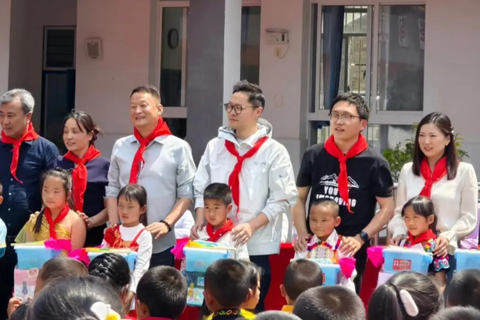 Plastikveranstaltungsort für die Grundschule, gemeinnützige Spendenaktion 12 Nanjing feeling activity