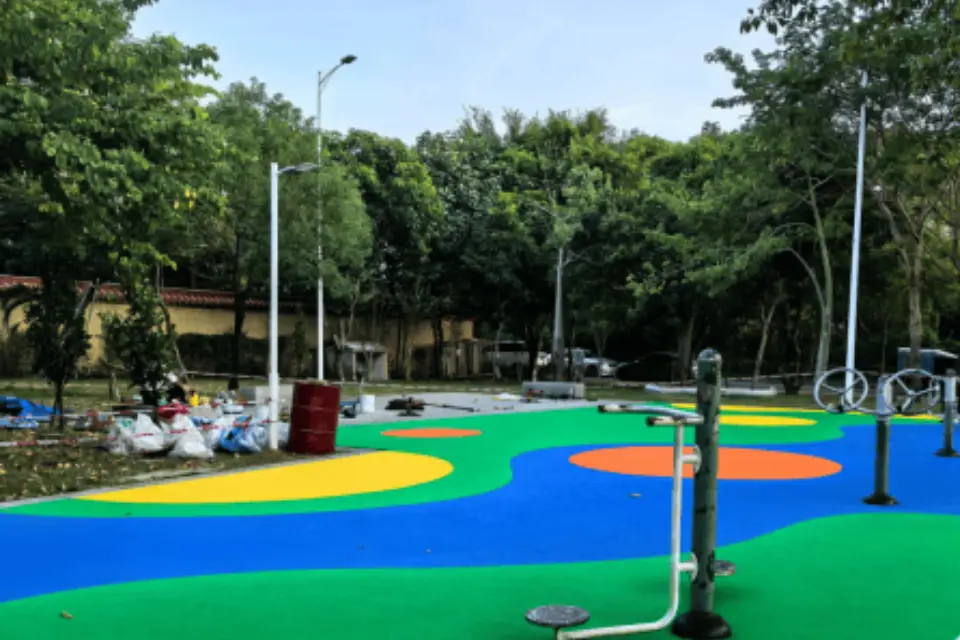 EPDM kauchuk taxta: sport xavfsizligini himoya qilish uchun zamin qo'riqchilari 2 EPDM kauchuk zarralari pol qoplamasi (1)