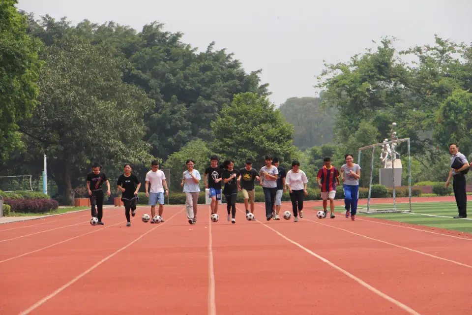 School Running Track Selection Guide 3 semi-prefabricated running track